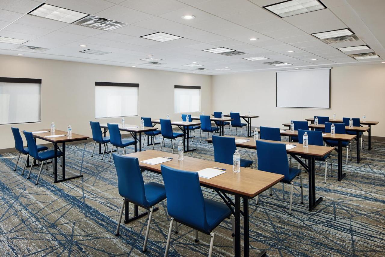 Holiday Inn Express And Suites Wheeling By Ihg Triadelphia Екстер'єр фото